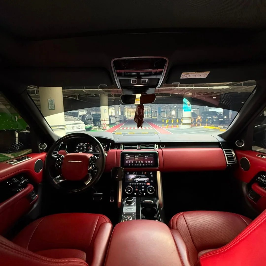 رنج روفر فوج SE 2019 V8 أسود، داخلية حمراء — دبي, الإمارات رنج روفر فوج SE 2019 V8 أسود، داخلية حمراء — no accidents, factory paint — دبي, الإمارات