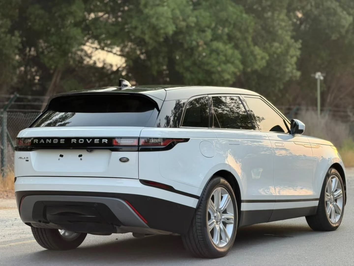 Range Rover (белый) 2021, Gulf, полный опцион — б/у — Шарджа, ОАЭ