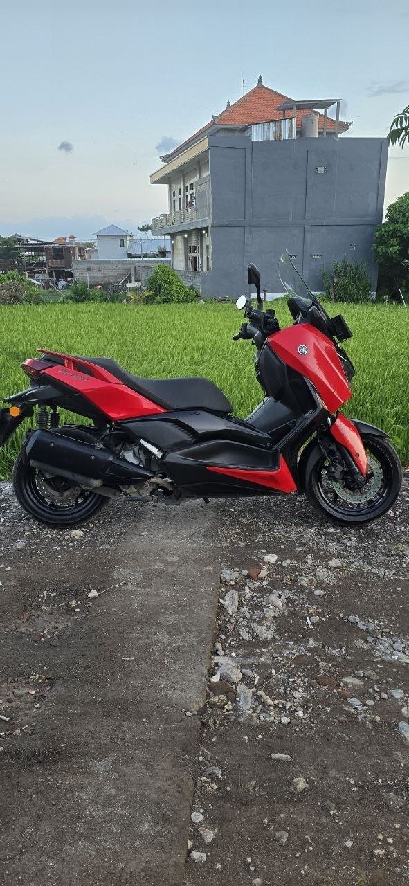 Scooter rojo y negro — Bali, Indonesia Scooter rojo y negro — Bali, Indonesia