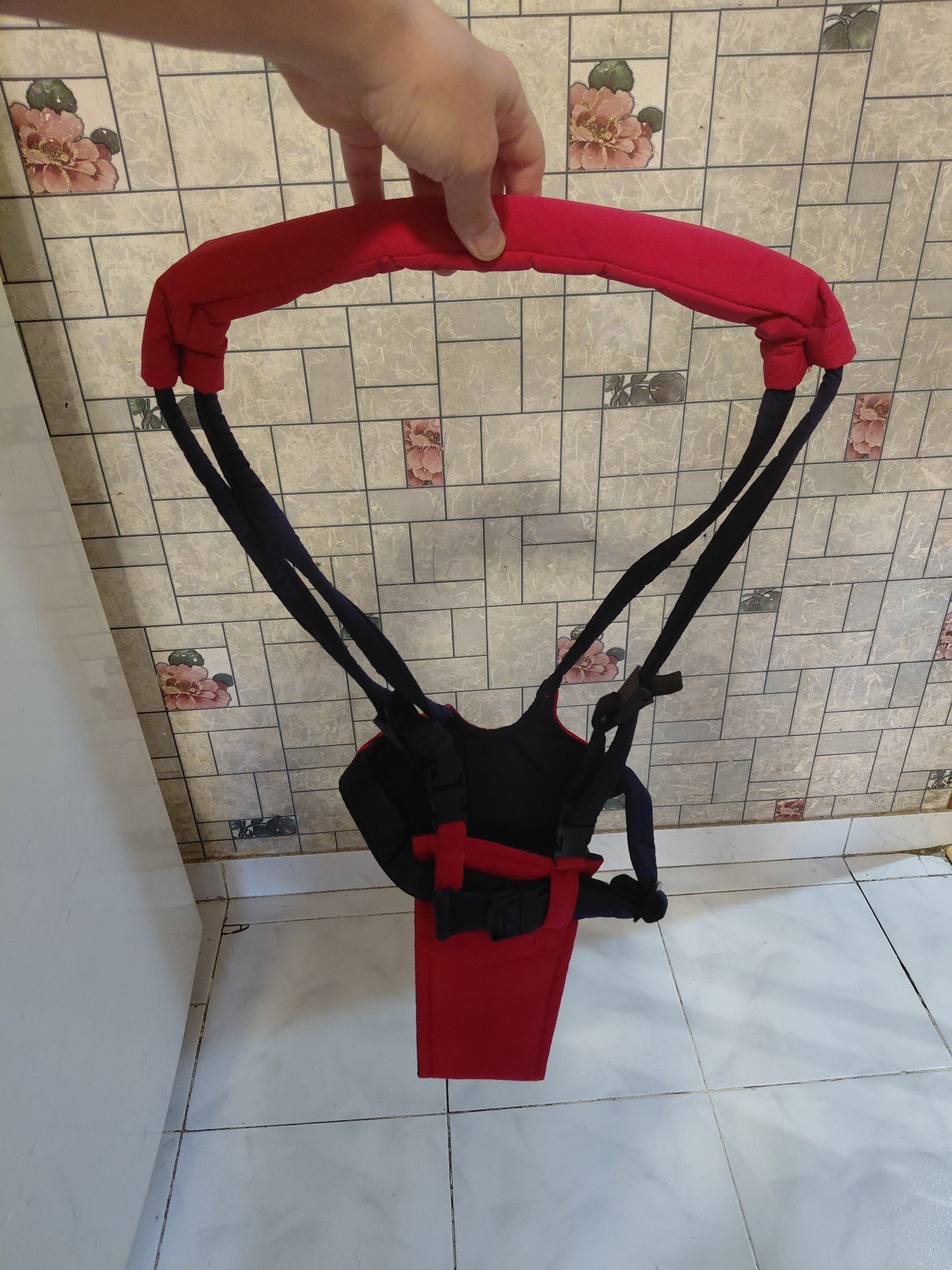 Red baby carrier (ergonomic backpack), great condition — Yerevan, Armenia