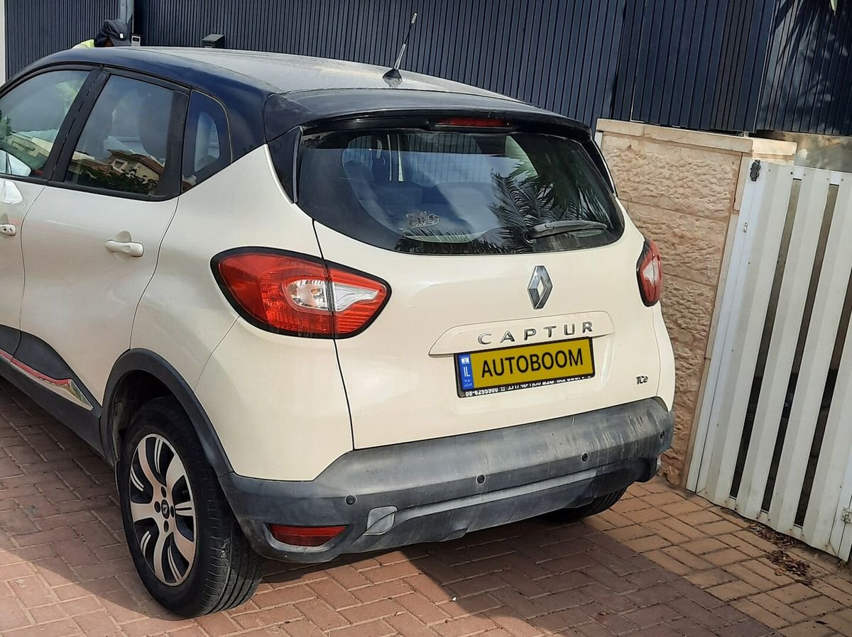 Renault Captur 2015 white Expression Pack — Tel Aviv, Israel