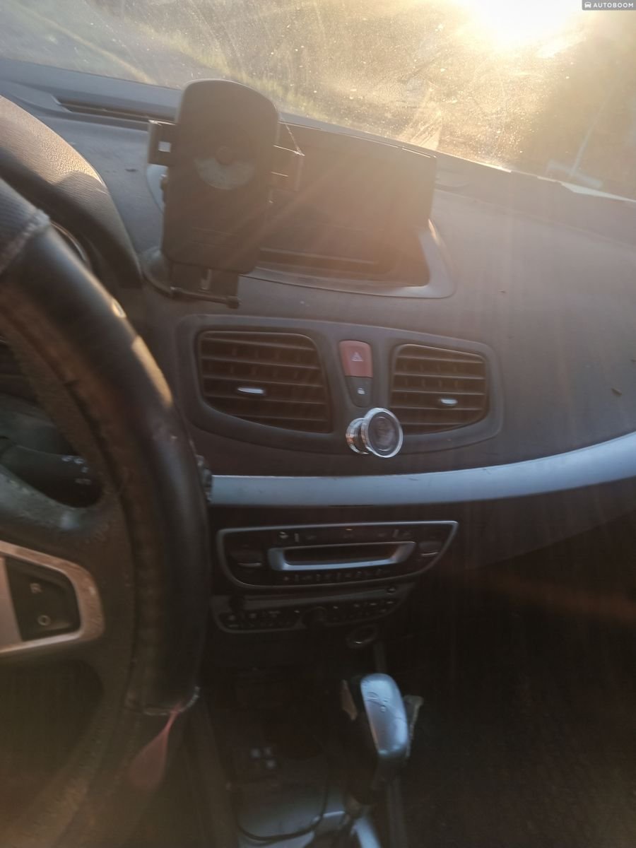 Renault Fluence 2010 white automatic EX — Tel Aviv, Israel
