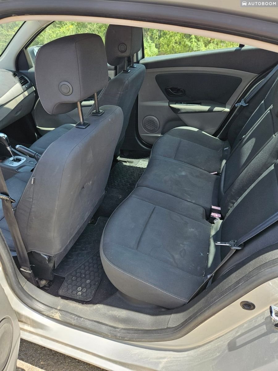 Renault Fluence 2012 sedan silver CVT — Tel Aviv, Israel