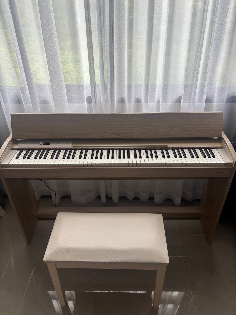 بيانو رقمي Roland F701 + مقعد — فوكيت, تايلاند