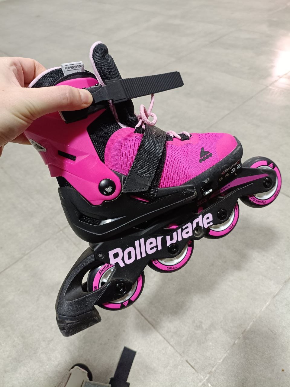 Patines Rollerblade Microblade G 33-36,5 con protección — Batumi, Georgia Patines Rollerblade Microblade G 33-36,5 con protección — usado — Batumi, Georgia