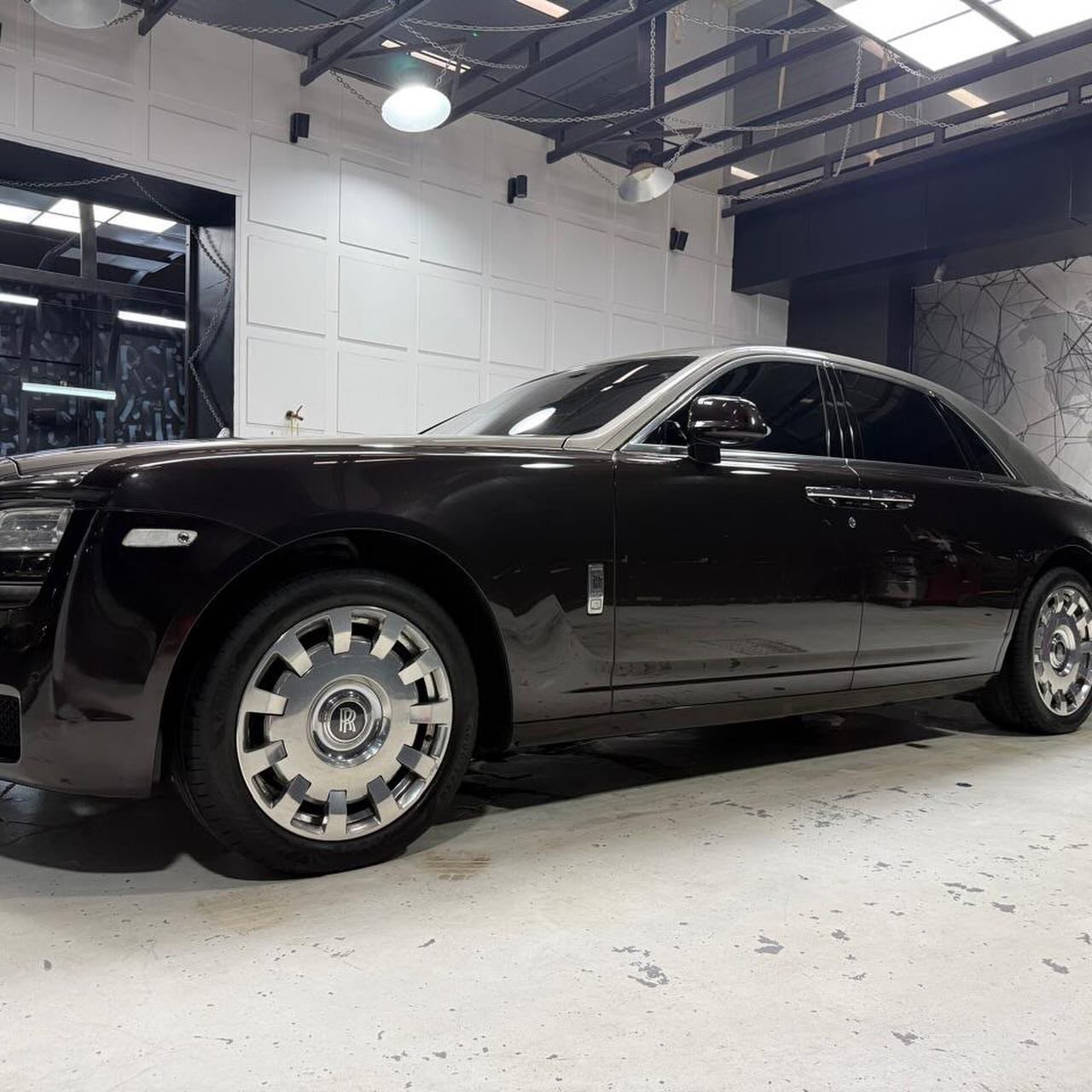 Rolls-Royce Ghost 2014, 60.000 km, GCC, pintura de fábrica — Dubái, EAU Rolls-Royce Ghost 2014, 60.000 km, GCC, pintura de fábrica — muy limpio — Dubái, EAU