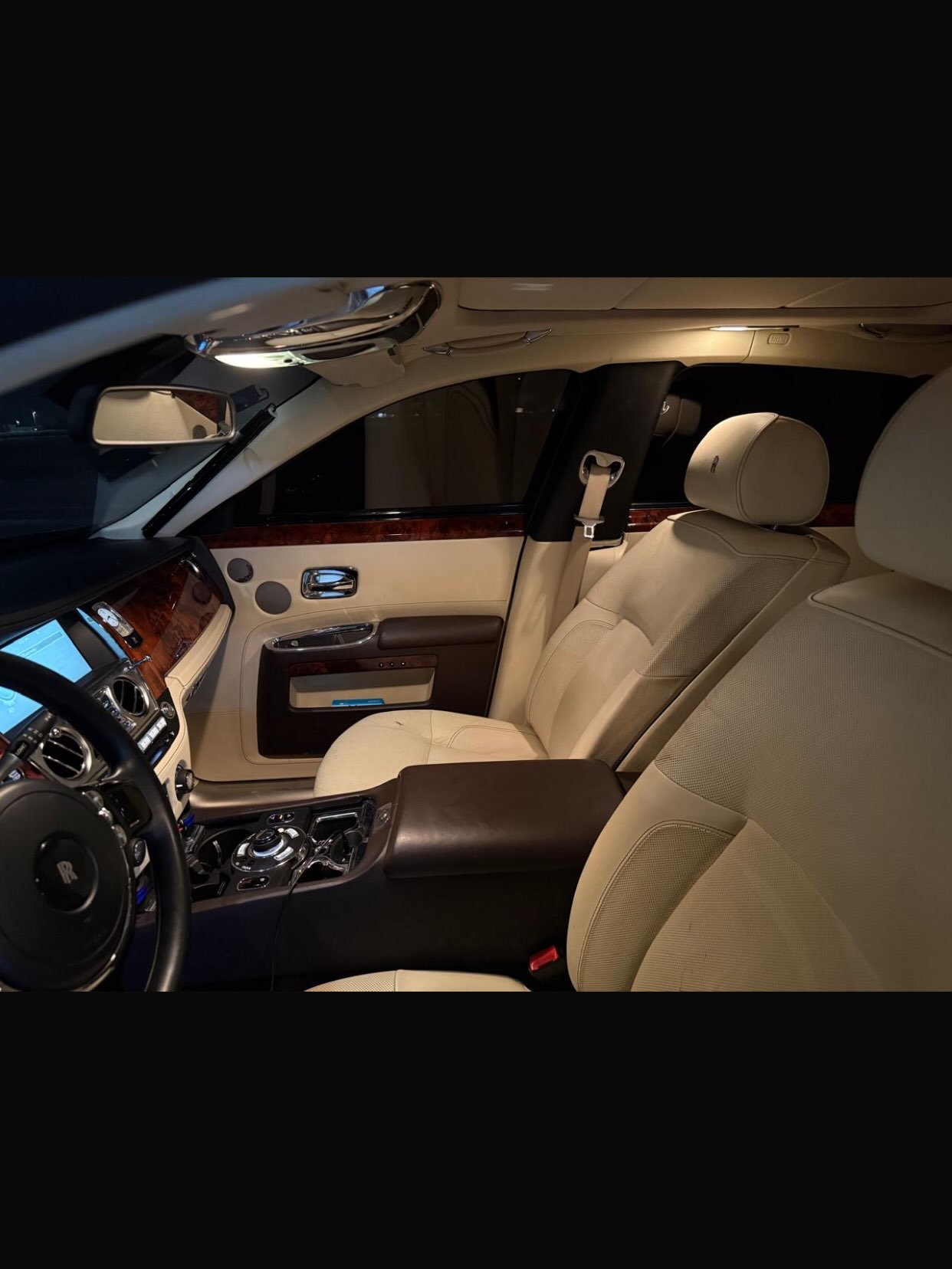 Rolls-Royce Ghost 2014, 61000 km, pintura de agencia — Dubái, EAU Rolls-Royce Ghost 2014, 61000 km, pintura de agencia — muy limpio — Dubái, EAU