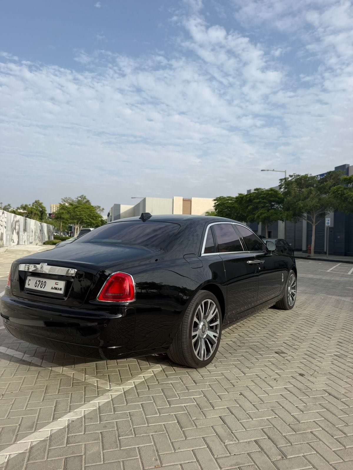 Rolls-Royce Phantom 2019 negro, cuero naranja, 460k AED — Dubái, EAU Rolls-Royce Phantom 2019 negro, cuero naranja, 460k AED — usado — Dubái, EAU