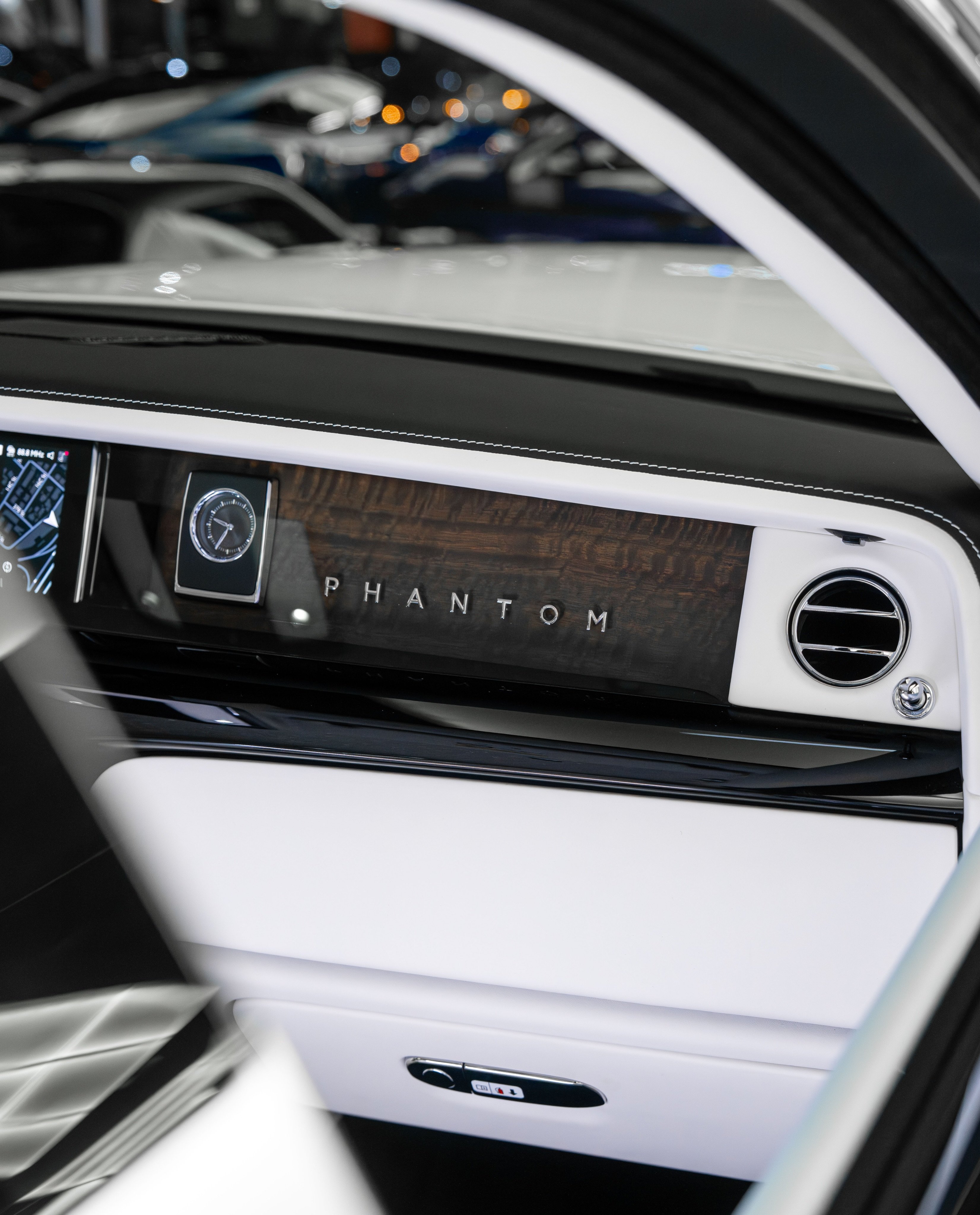Rolls-Royce Phantom EWB 2026 interior Grace White (GCC) — Dubái, EAU Rolls-Royce Phantom EWB 2026 interior Grace White (GCC) — Dubái, EAU