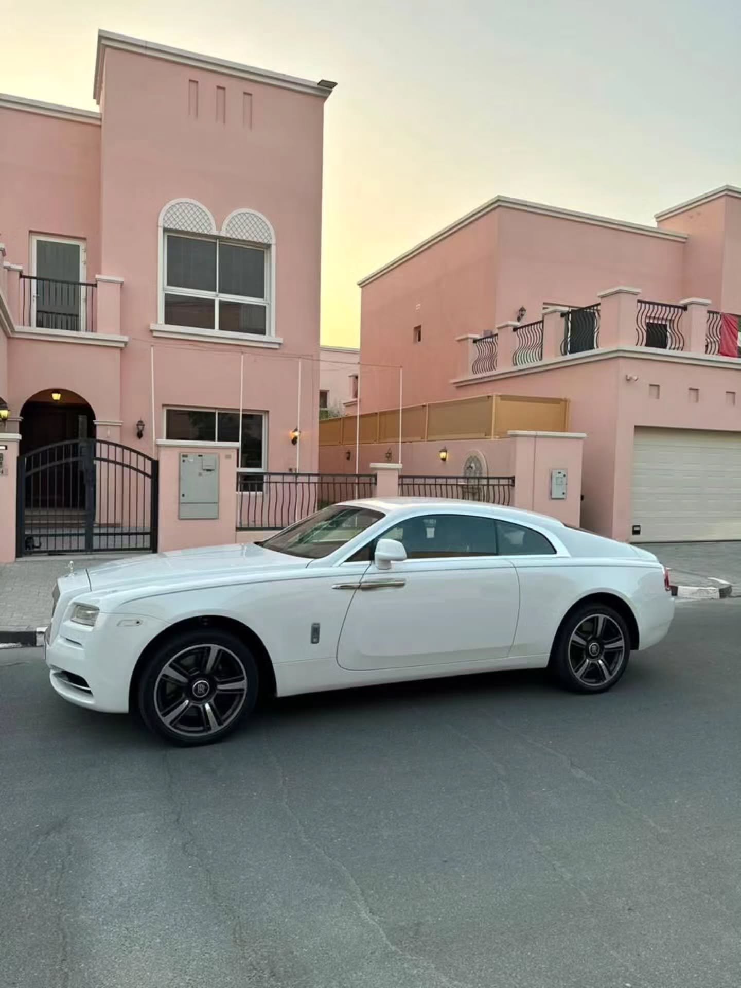 Rolls-Royce Wraith GCC 2016, 104000 km, starlight — Dubái, EAU Rolls-Royce Wraith GCC 2016, 104000 km, starlight — Dubái, EAU