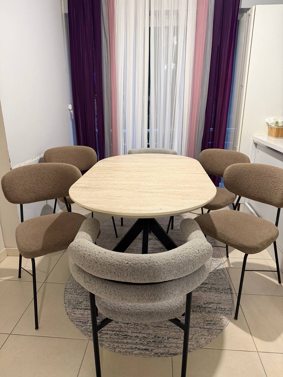 Round dining table with chairs in excellent condition — Istanbul, Turkey Round dining table with chairs in excellent condition — excellent — Istanbul, Turkey