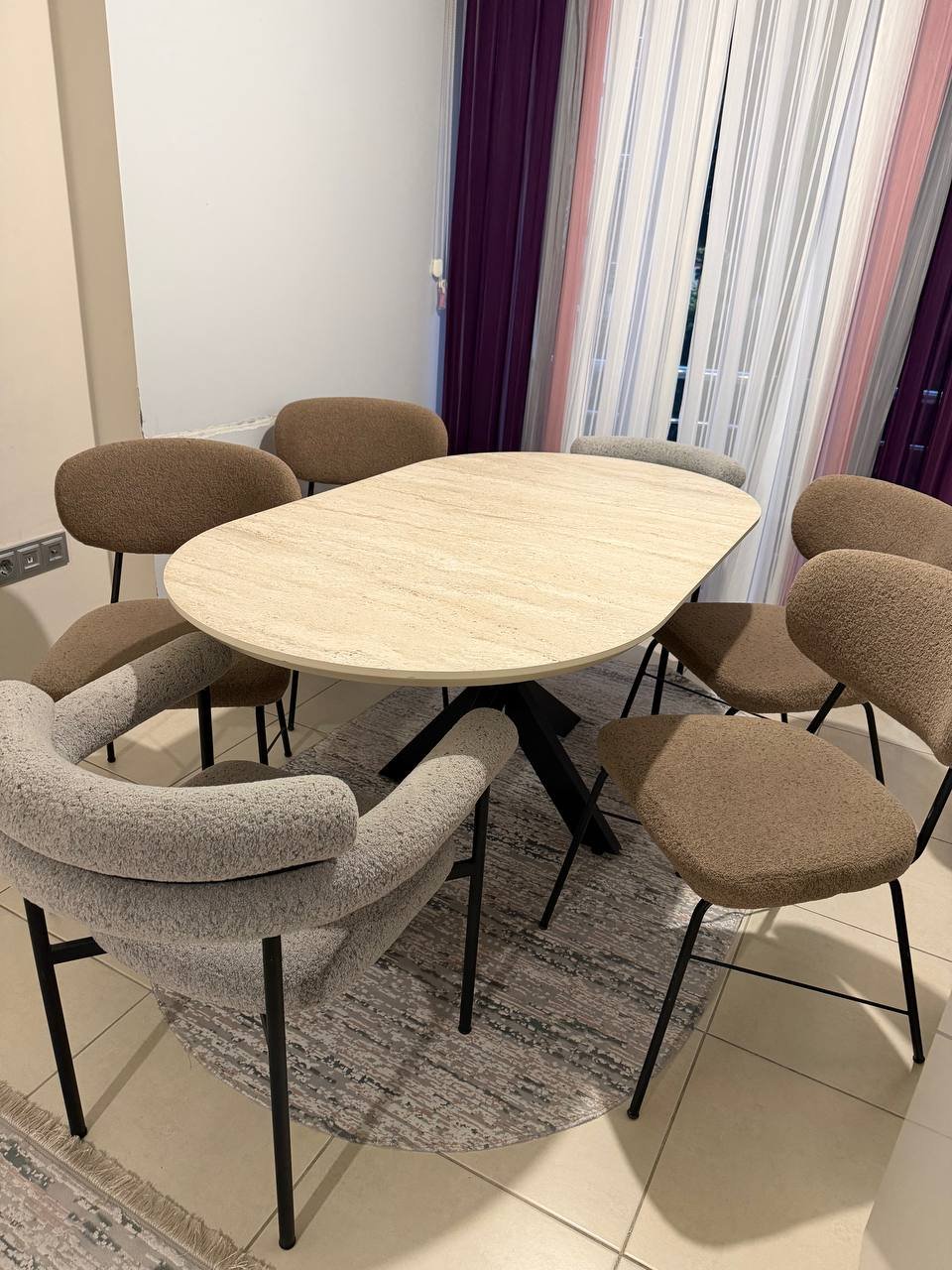 Round dining table with chairs in excellent condition — Istanbul, Turkey Round dining table with chairs in excellent condition — excellent — Istanbul, Turkey
