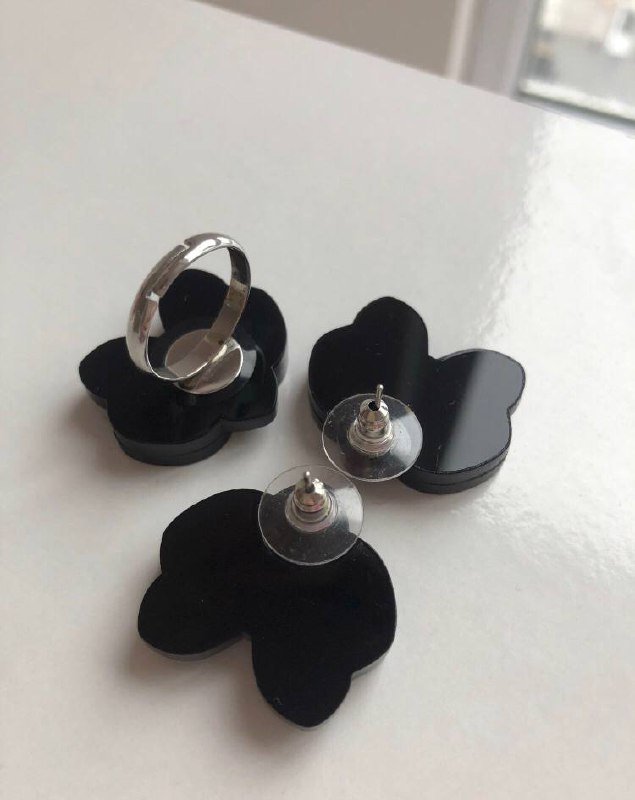 Juego de aretes "orchidea negra" y anillo ajustable — Batumi, Georgia