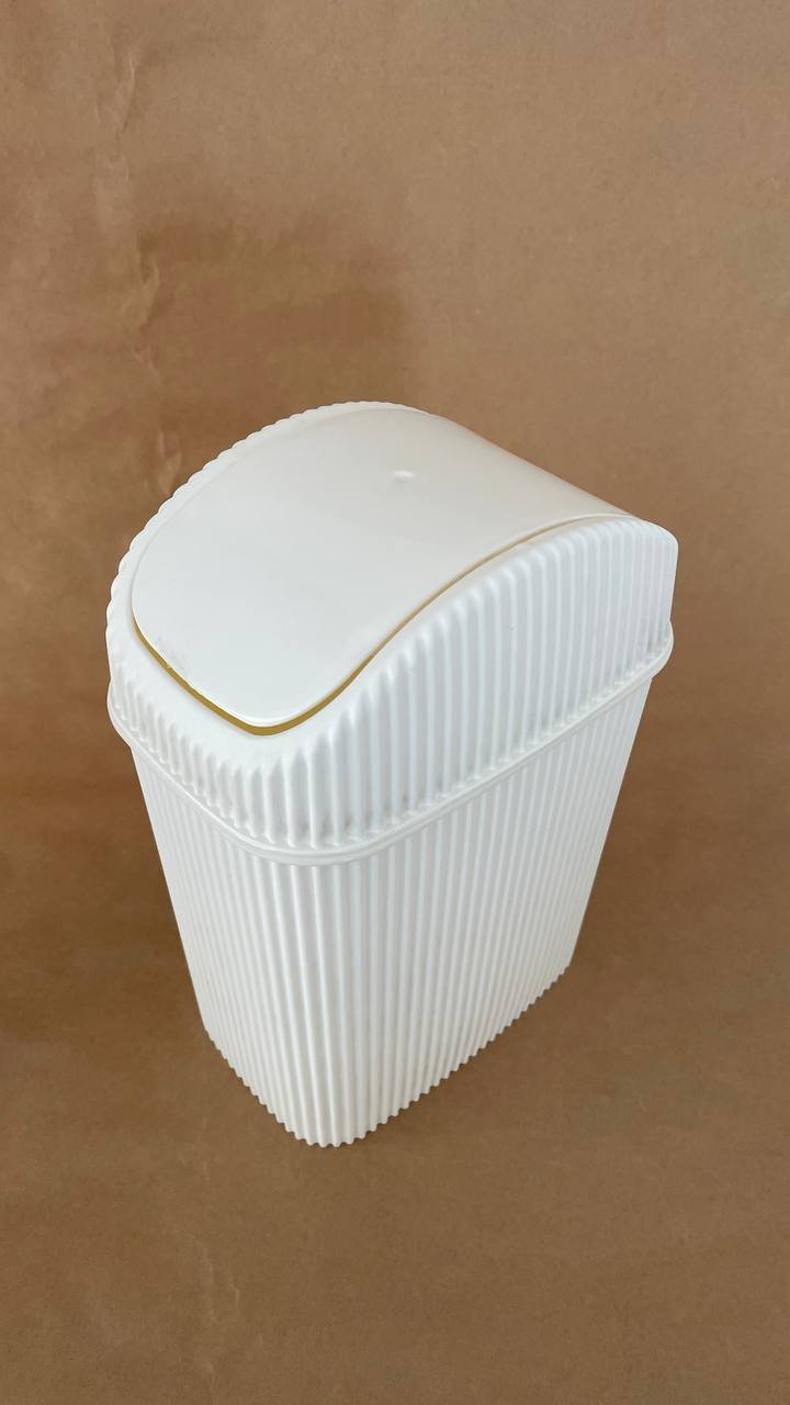 Juego de 3 cubos de basura de plástico (blancos) — Alanya, Turquía
