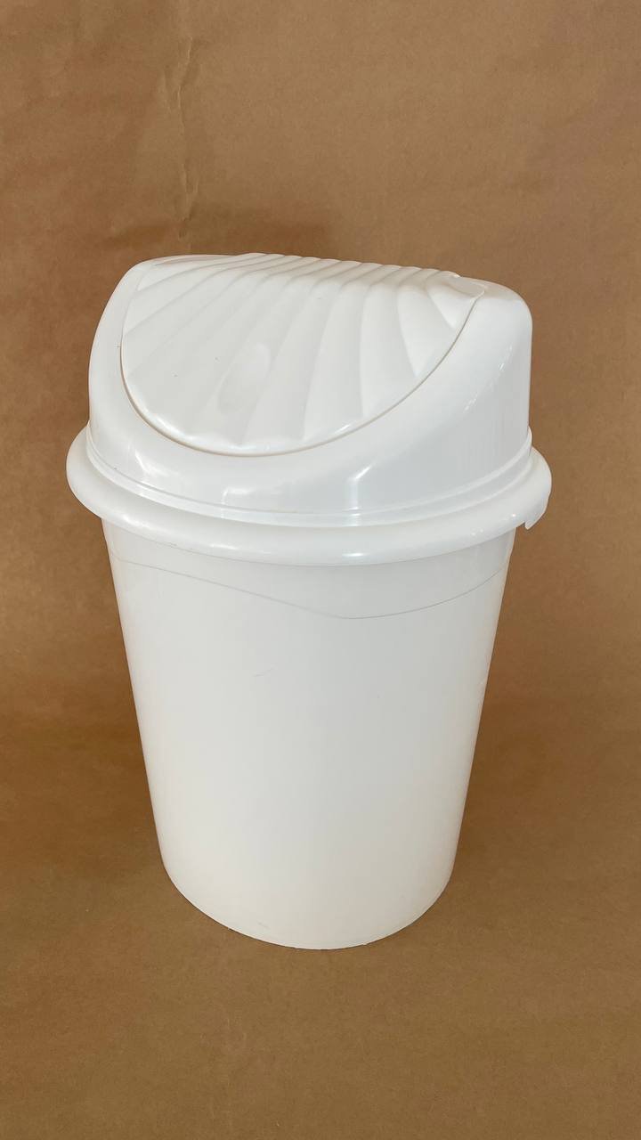 Juego de 3 cubos de basura de plástico (blancos) — Alanya, Turquía