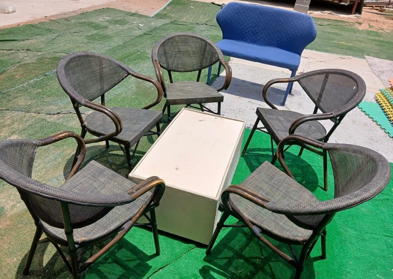 Juego de 5 sillas de mimbre y mesa rectangular 300 AED — Dubái, EAU