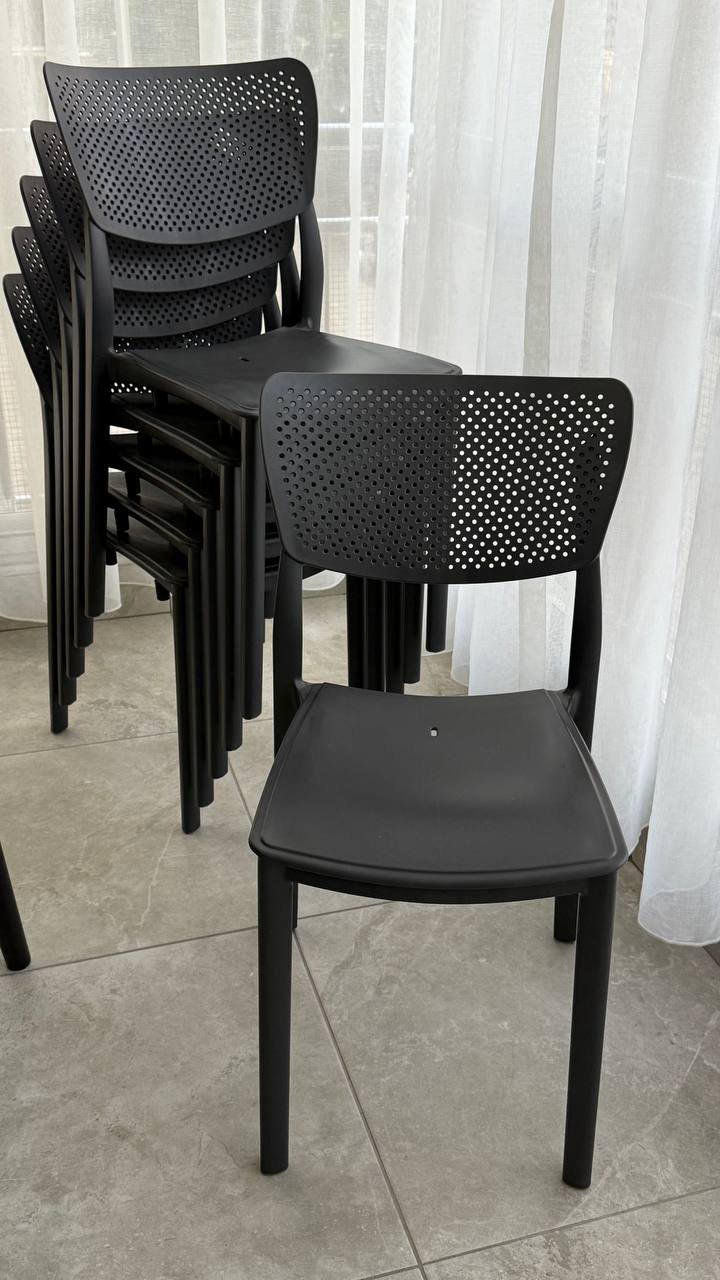 Juego de 6 sillas de plástico negras — Antalya, Turquía
