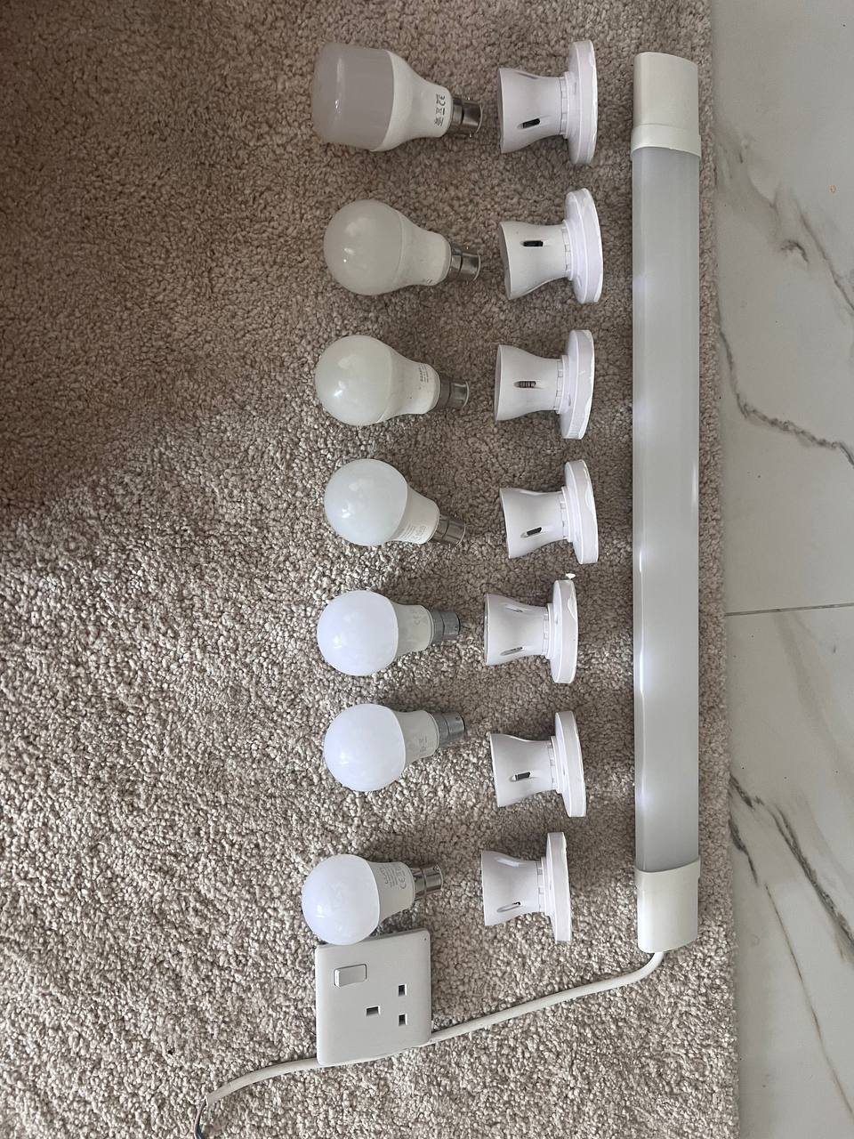 مجموعة لمبات ومفتاح، كلها تعمل — new after renovation — ليماسول, قبرص