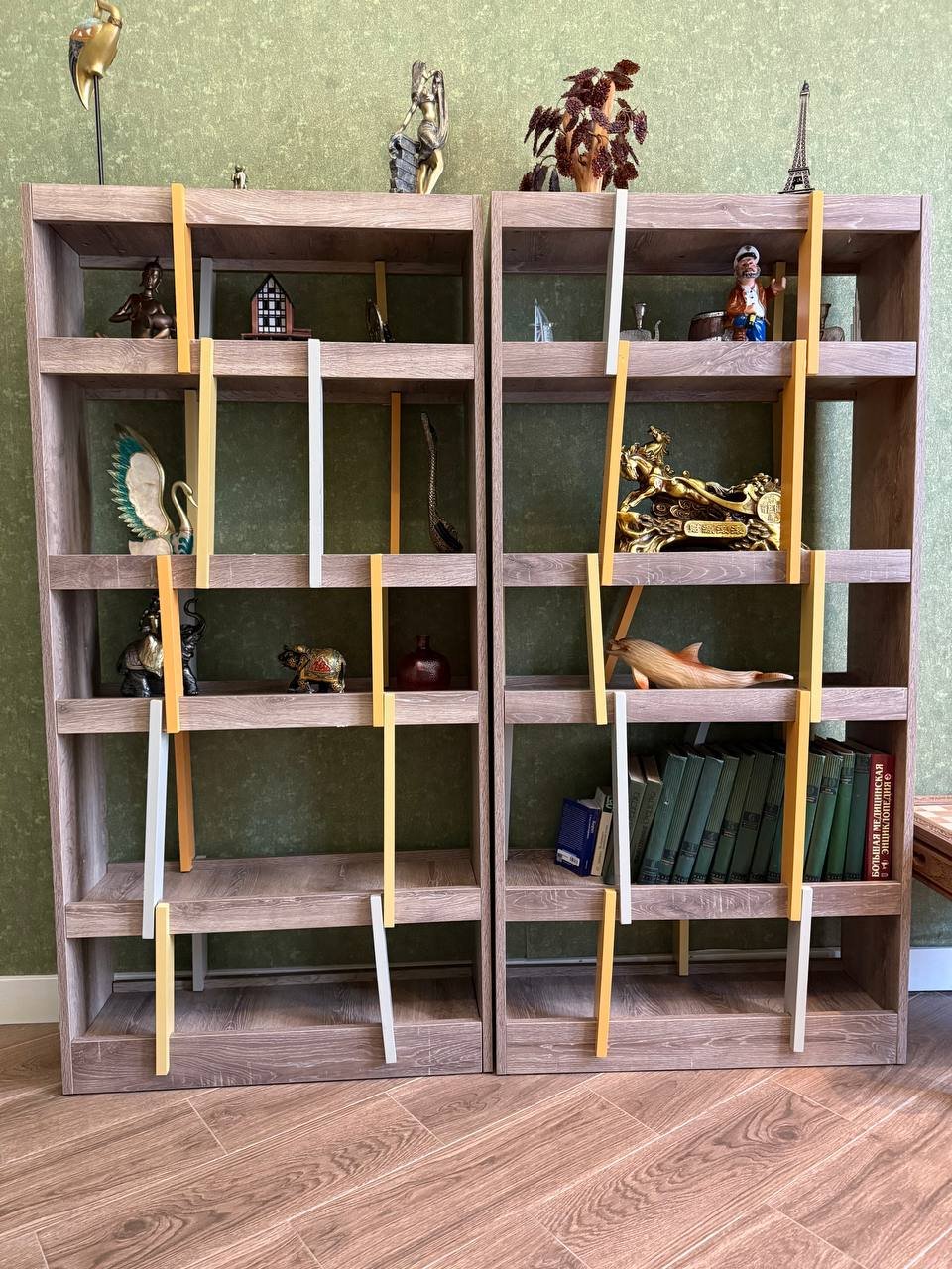 رفوف مع تذكارات (قطعتان) — باتومي, جورجيا رفوف مع تذكارات (قطعتان) — باتومي, جورجيا