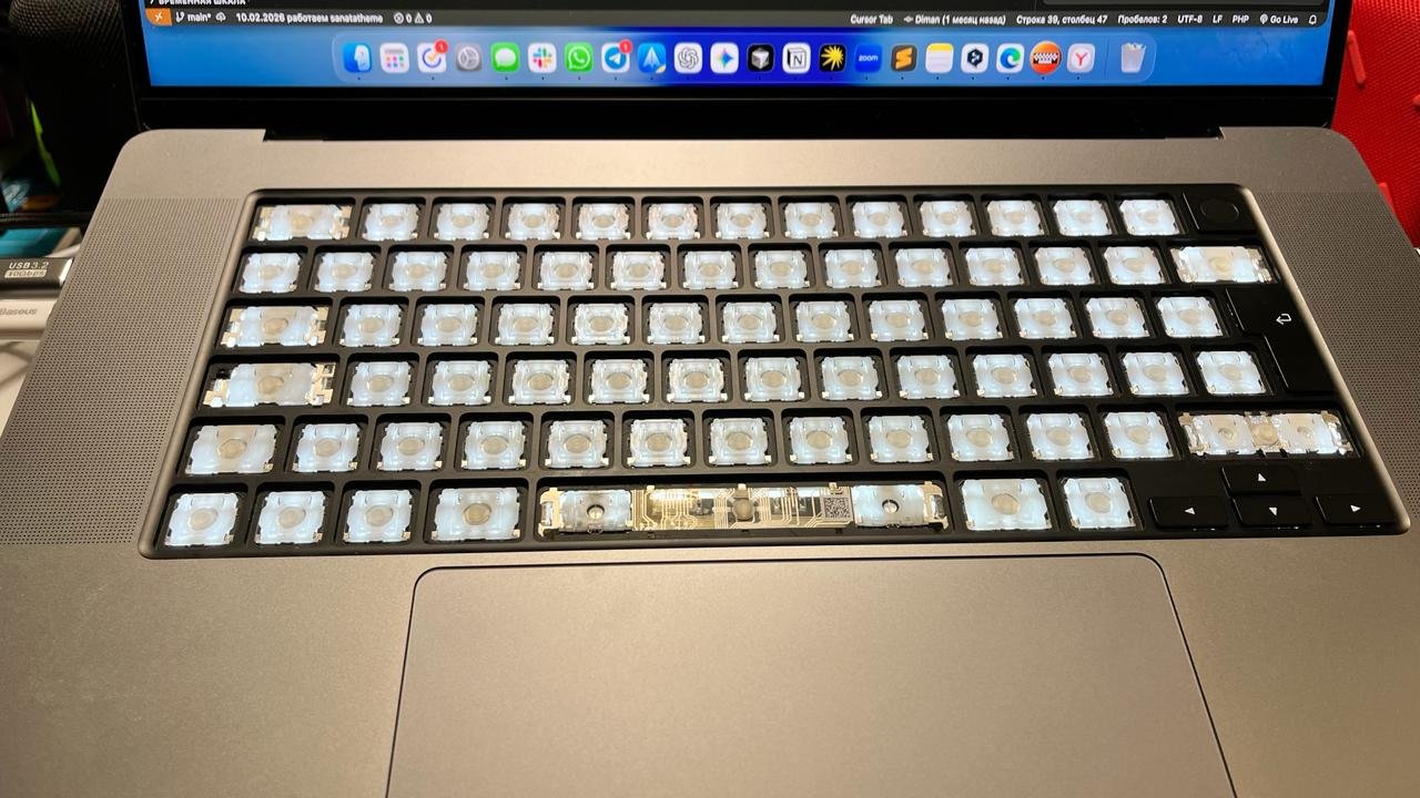 Силиконовая накладка с русскими буквами для MacBook — Батуми, Грузия