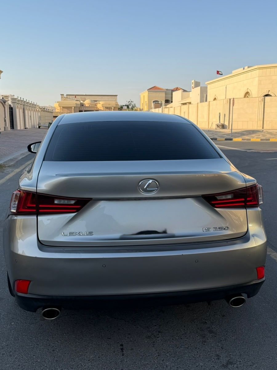 Silver Lexus 2015, 250k km, 38000 AED — Dubai, UAE Silver Lexus 2015, 250k km, 38000 AED — very excellent — Dubai, UAE
