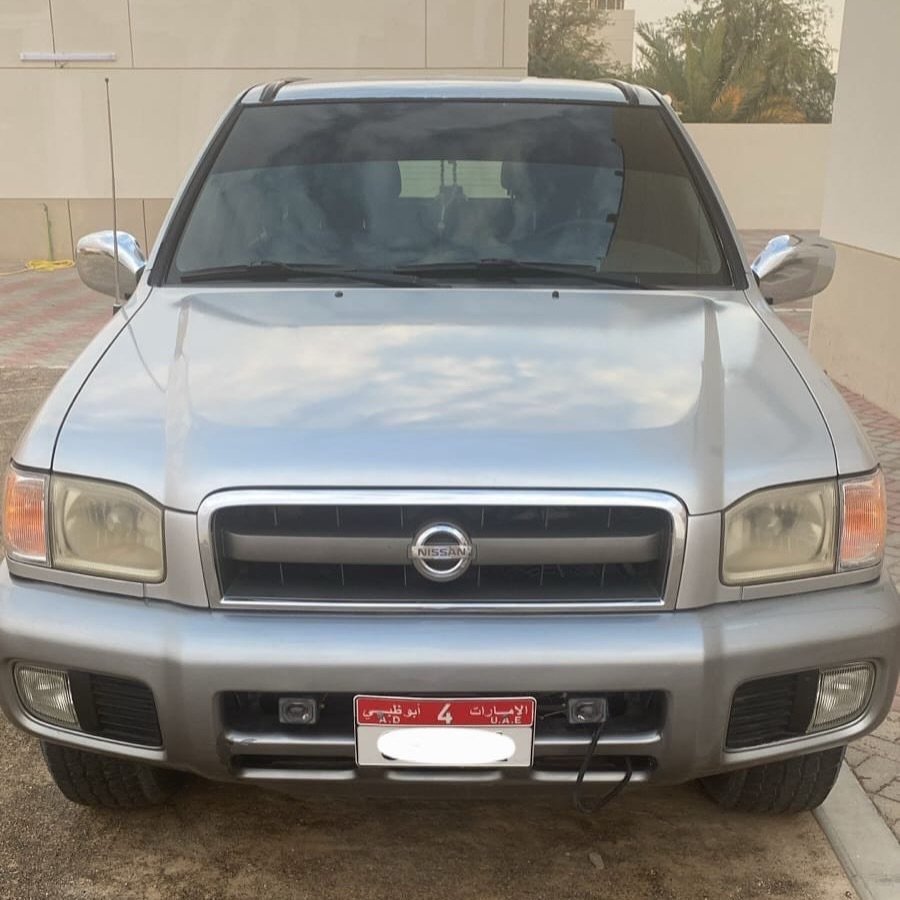Silver Nissan Pathfinder 2004, 129k km — Dubai, UAE