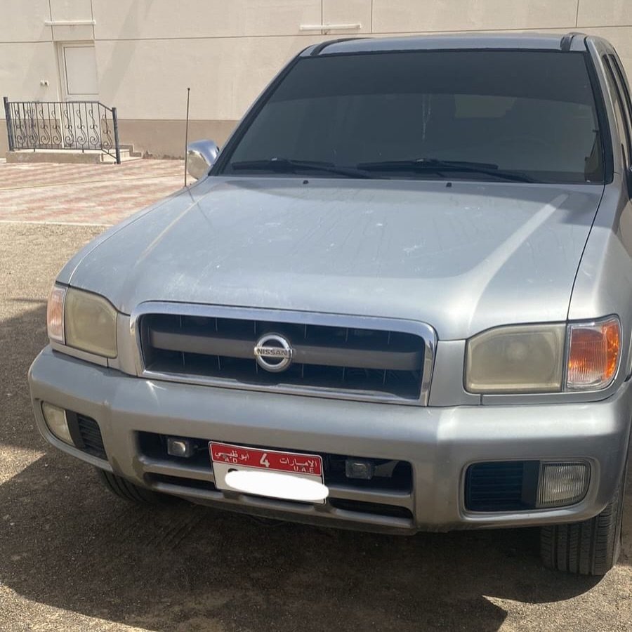 Silver Nissan Pathfinder 2004, 129k km — Dubai, UAE