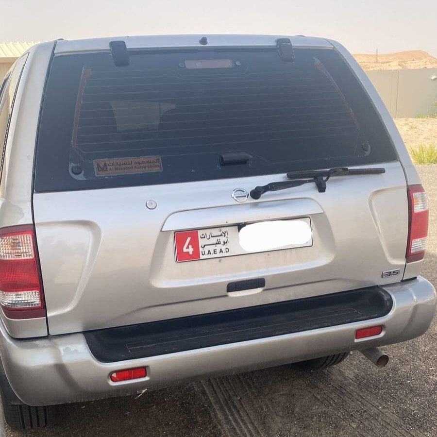 Silver Nissan Pathfinder 2004, 129k km — Dubai, UAE