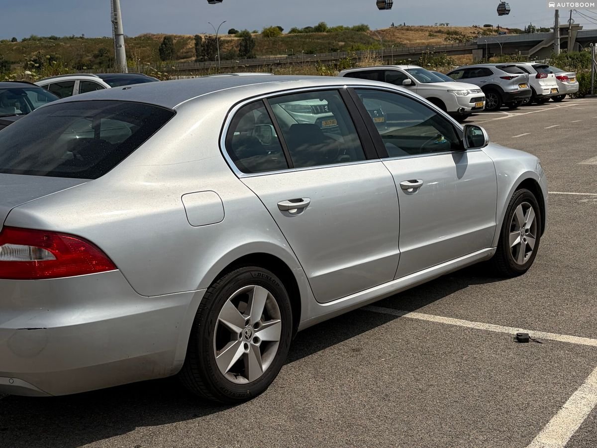 Skoda Superb 2013 silver liftback — Tel Aviv, Israel