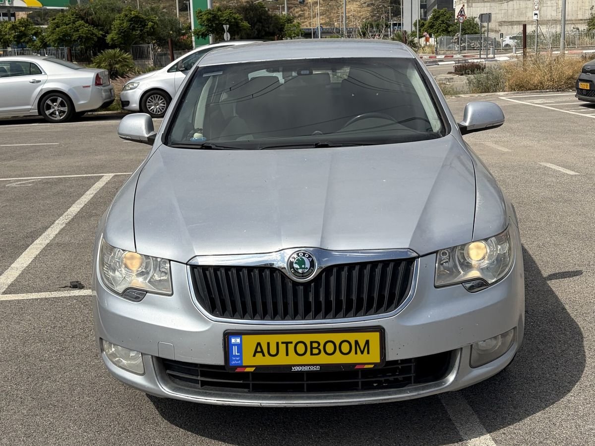 Skoda Superb 2013 silver liftback — Tel Aviv, Israel