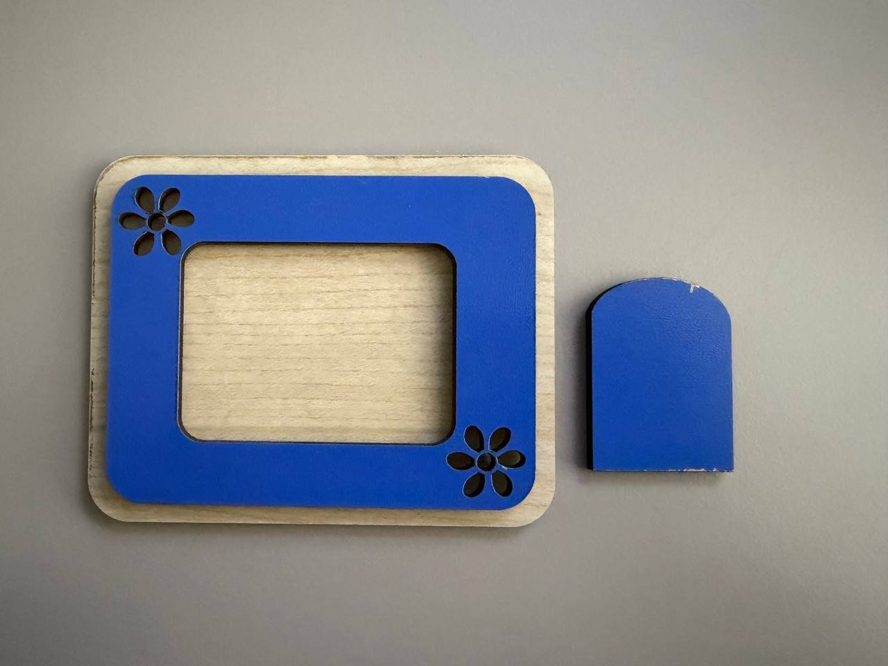 Small wooden photo frame with blue insert (free) — Belgrade, Serbia