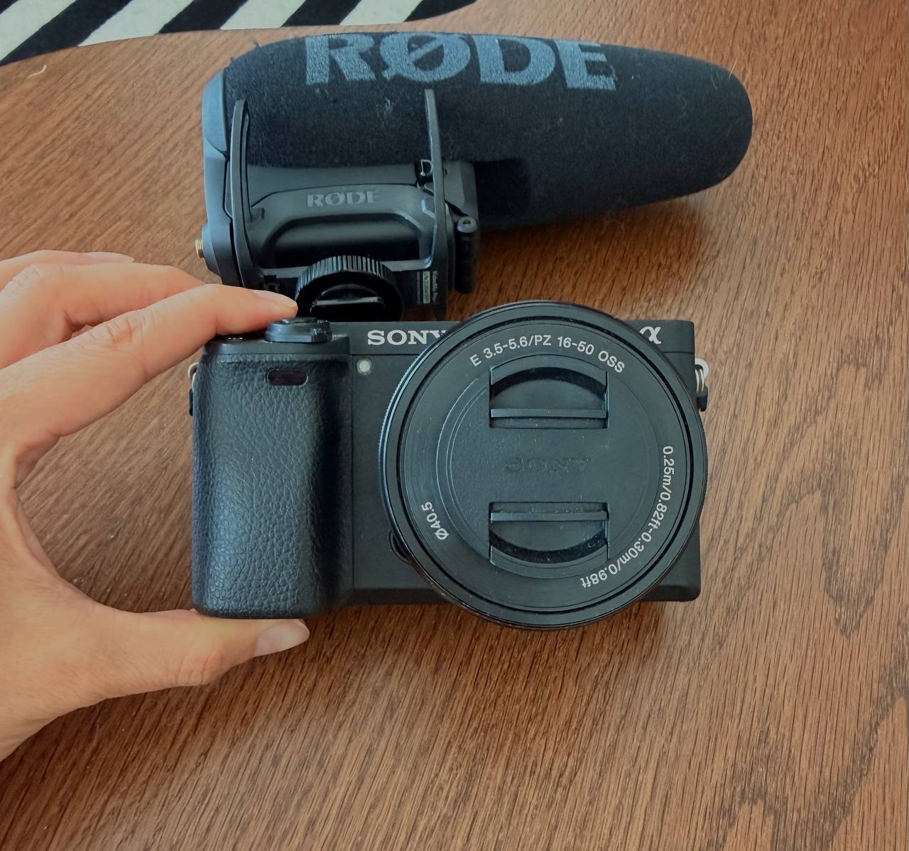 Sony Alpha a6300 mirrorless camera 16-50mm + RØDE mic — excellent — Dubai, UAE