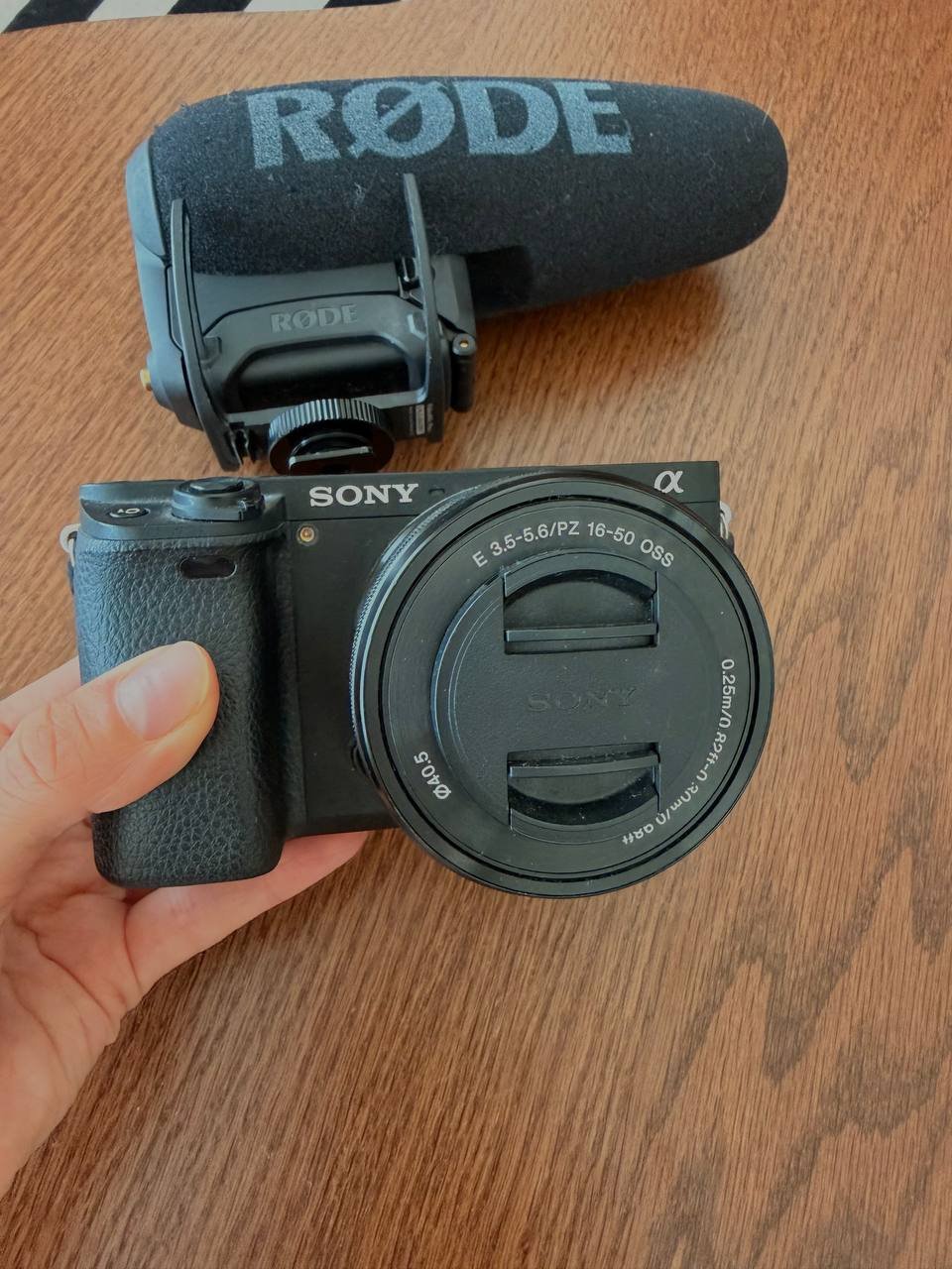 Sony Alpha a6300 mirrorless camera 16-50mm + RØDE mic — excellent — Dubai, UAE