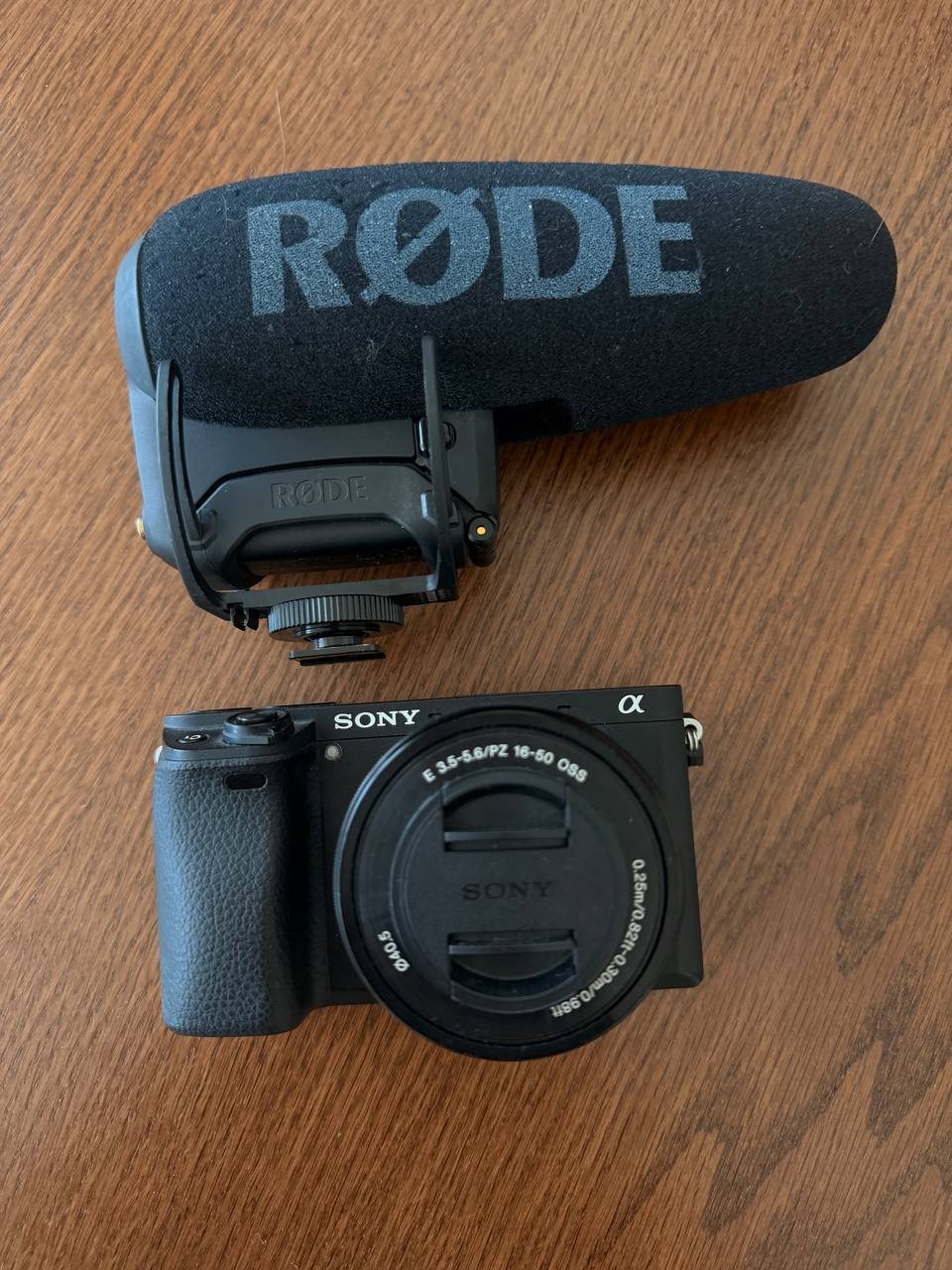 Sony Alpha a6300 mirrorless camera 16-50mm + RØDE mic — excellent — Dubai, UAE