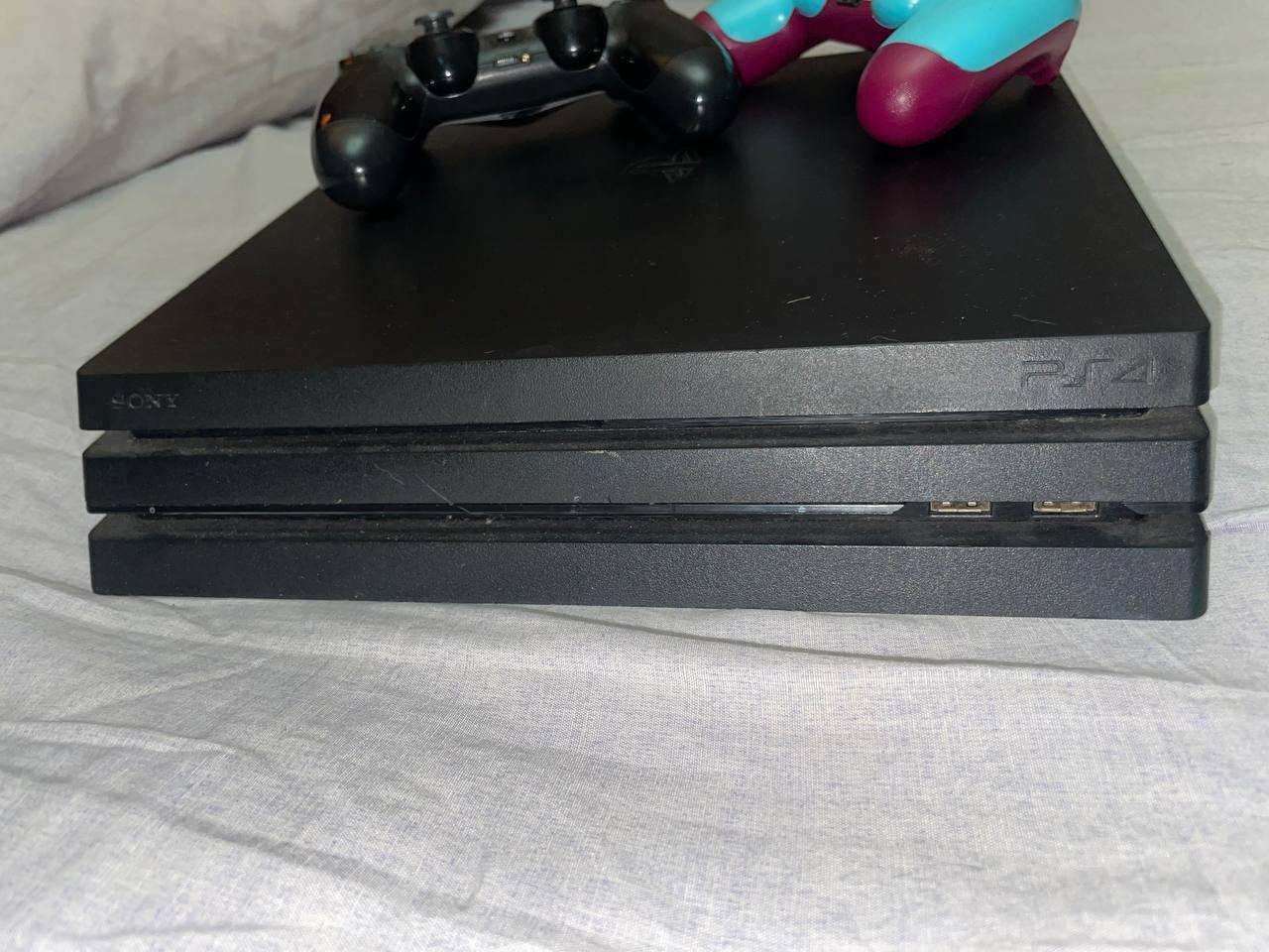 Sony PlayStation 4 Pro 1TB, 2 контроллера — Батуми, Грузия Sony PlayStation 4 Pro 1TB, 2 контроллера — б/у — Батуми, Грузия