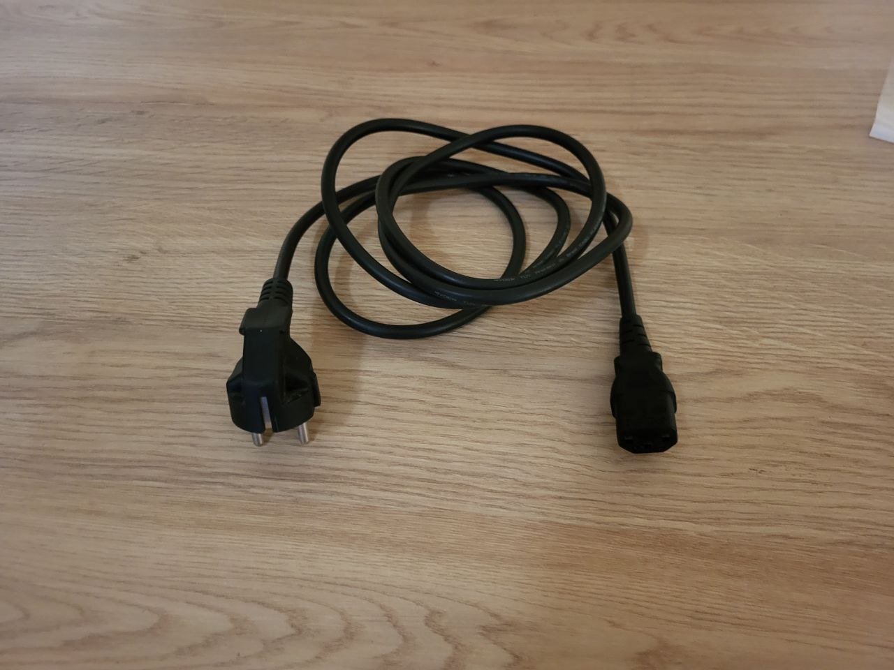 Cable de alimentación estándar 10 GEL — Tiflis, Georgia