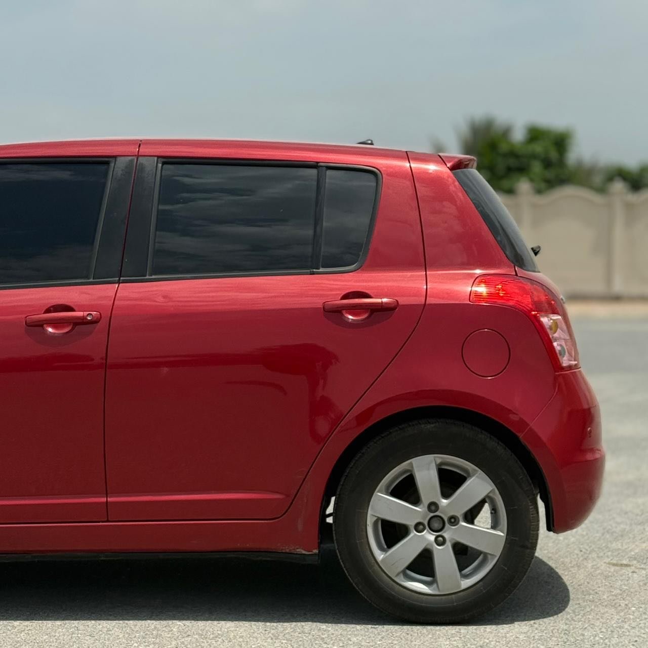 Suzuki Swift 2010 красный, автомат, Gulf, РАЭ — Дубай, ОАЭ