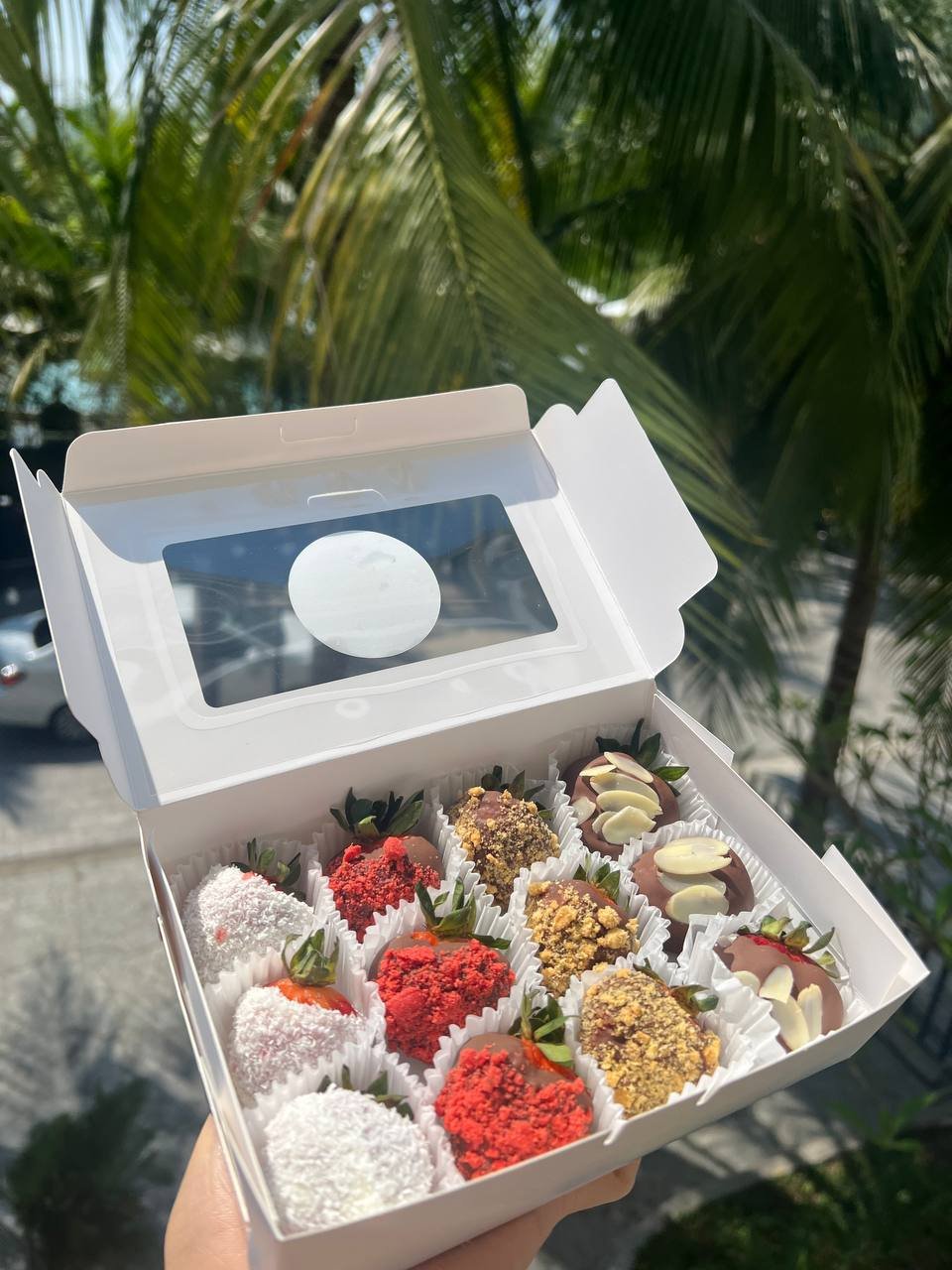 Десерт Sweet Berry Atelier: клубника в бельгийском шоколаде — Нячанг, Вьетнам
