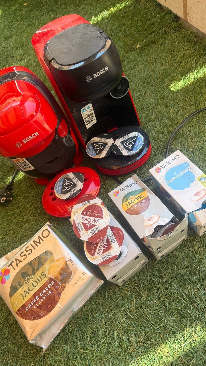 Кофемашина Tassimo (2 шт) + 34 капсулы, нужна чистка — Лимасол, Кипр Кофемашина Tassimo (2 шт) + 34 капсулы, нужна чистка — б/у — Лимасол, Кипр