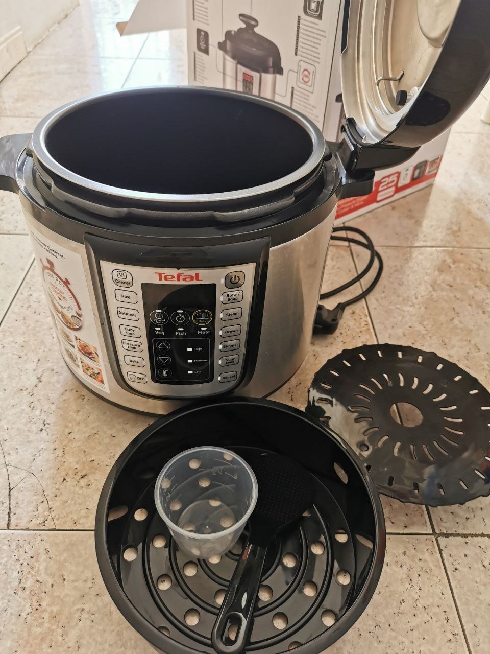 Tefal electric pressure cooker 6L, 25 programs — Valencia, Spain