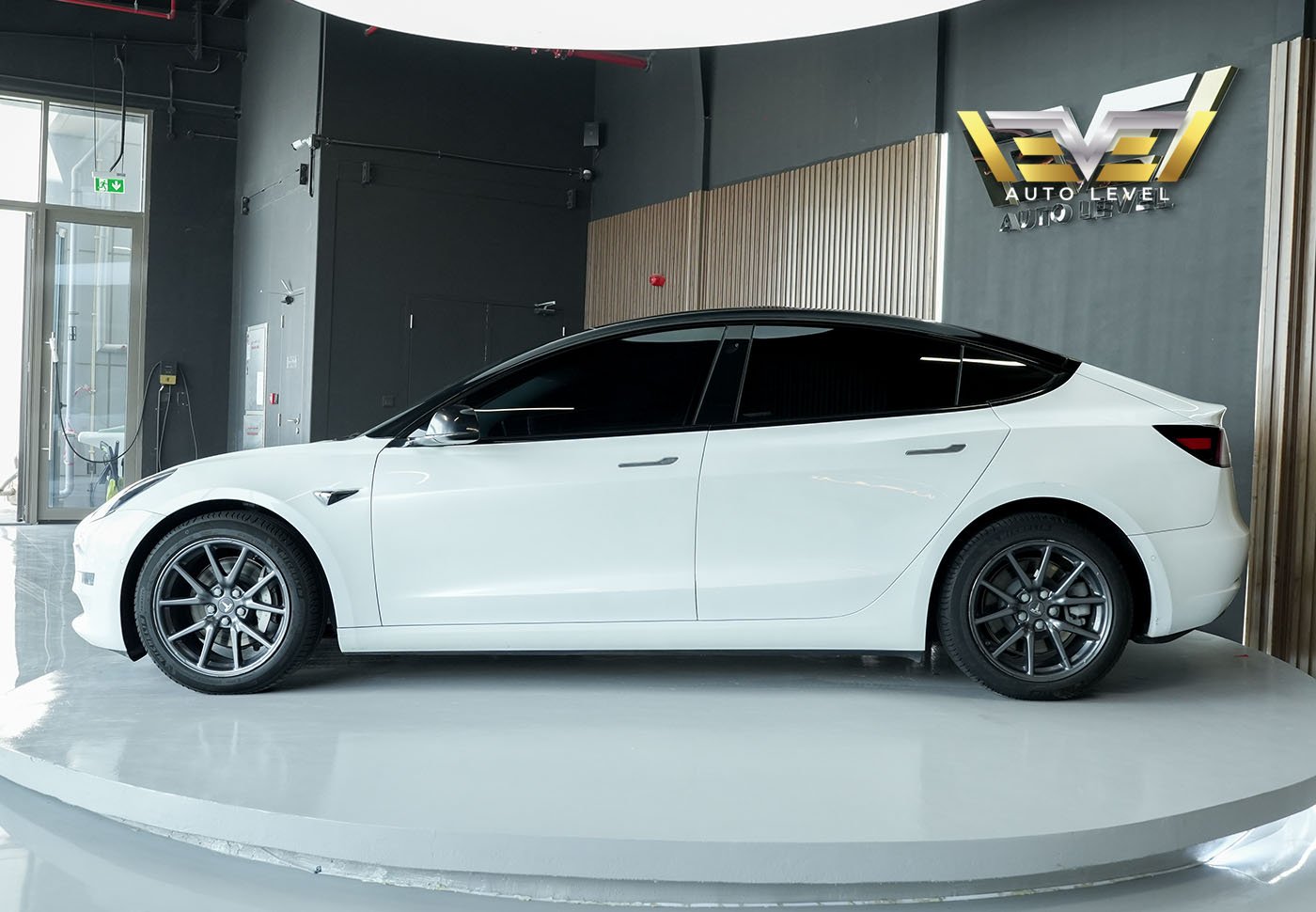 Tesla Model 3 2020 белый 80000 AED — Дубай, ОАЭ Tesla Model 3 2020 белый 80000 AED — Дубай, ОАЭ