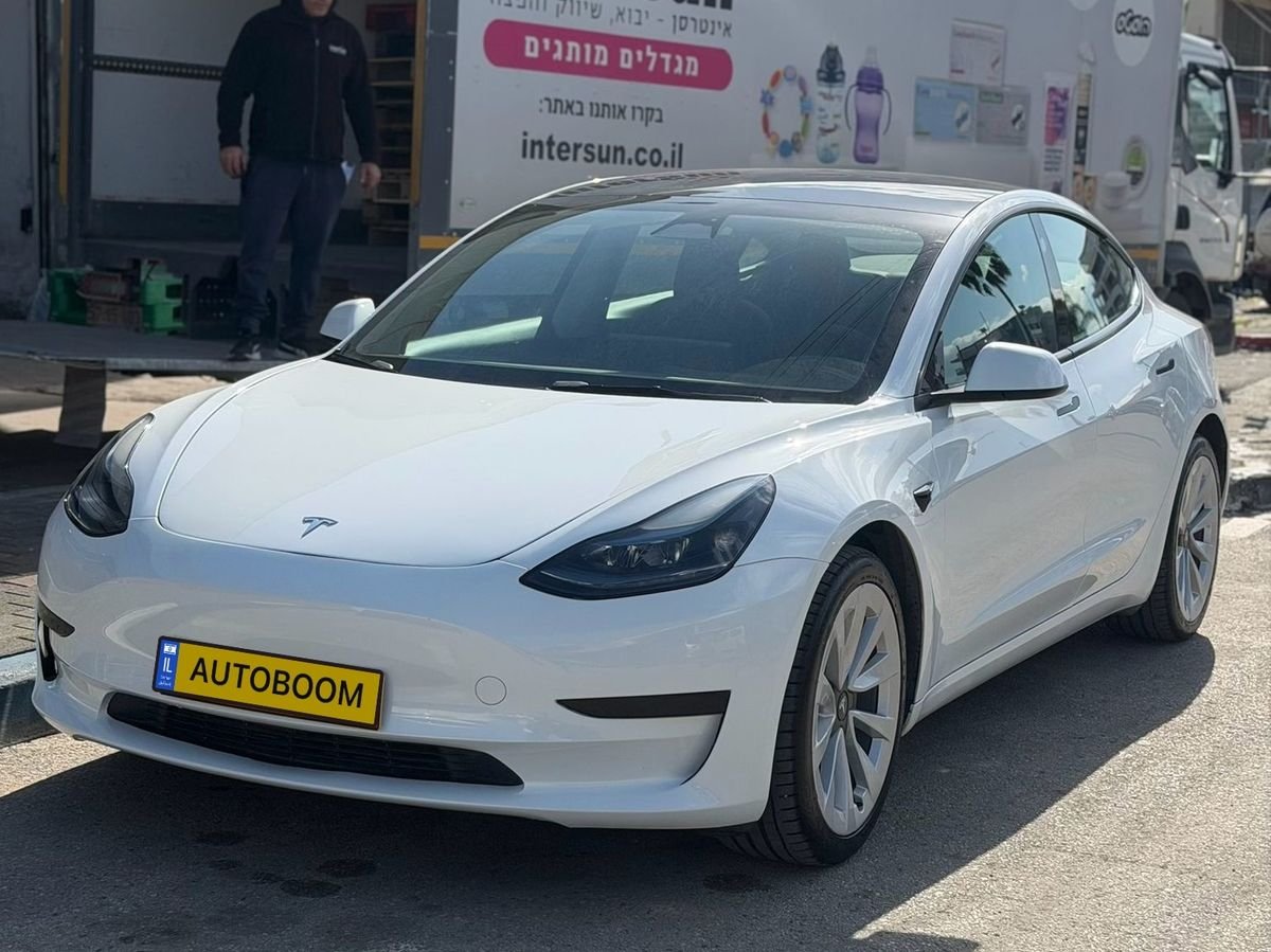 Tesla Model 3 2022 white sedan, automatic — Tel Aviv, Israel
