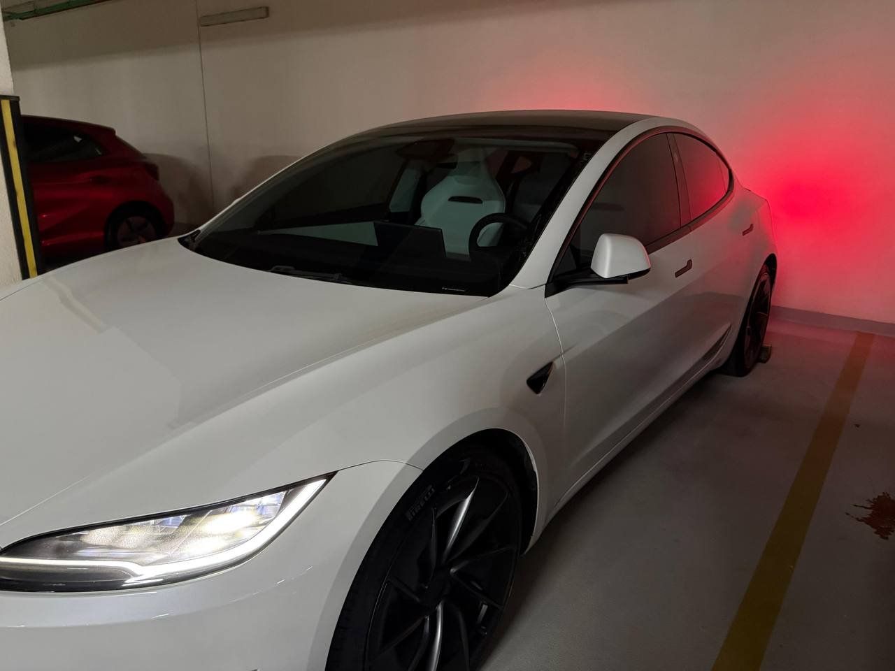 Tesla Model 3 Performance 2024 white, 21,404 km — Abu Dhabi, UAE