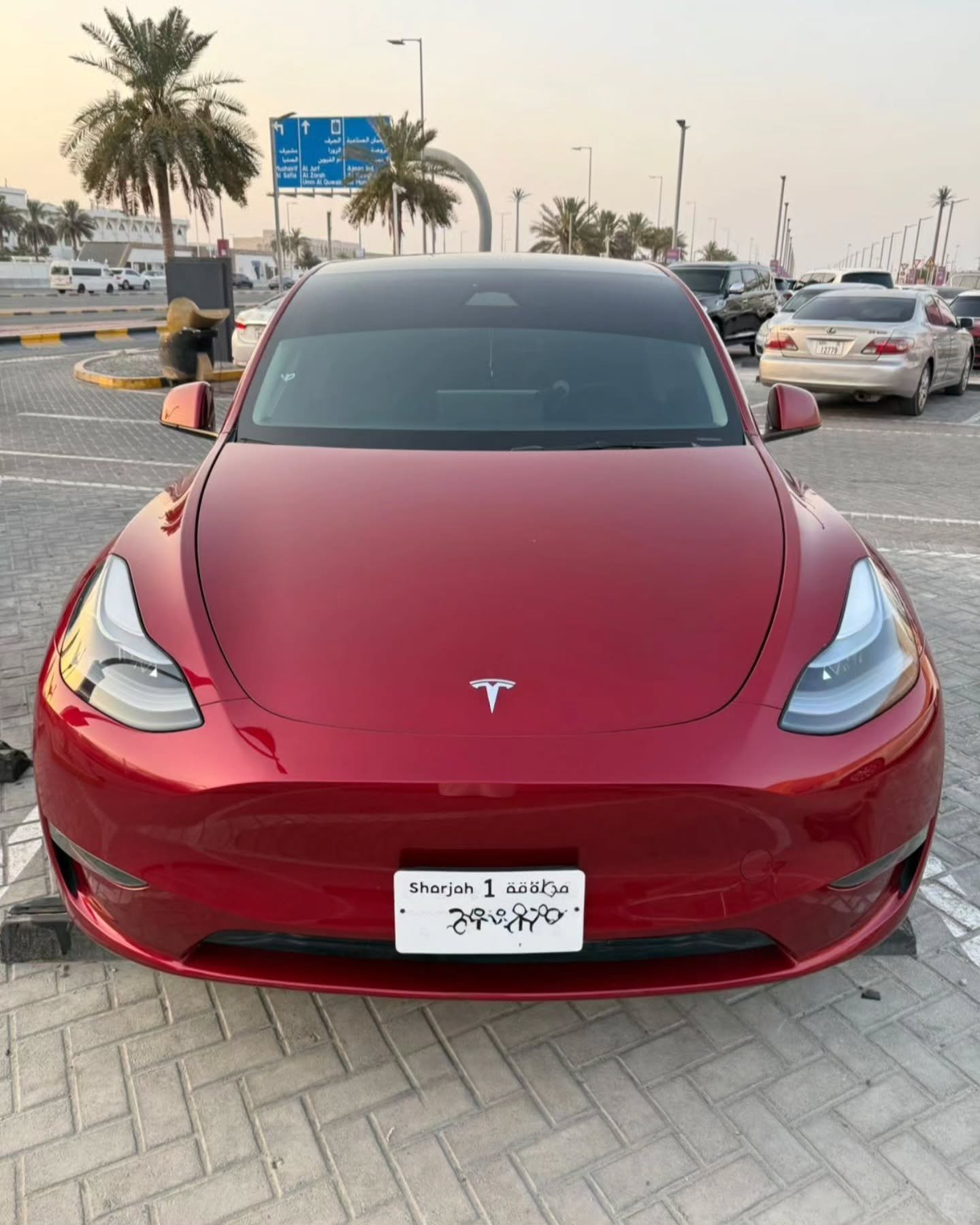 Tesla Model Y 2024 вишневый салон черный, 90k AED — Дубай, ОАЭ Tesla Model Y 2024 вишневый салон черный, 90k AED — clean and ready to use — Дубай, ОАЭ