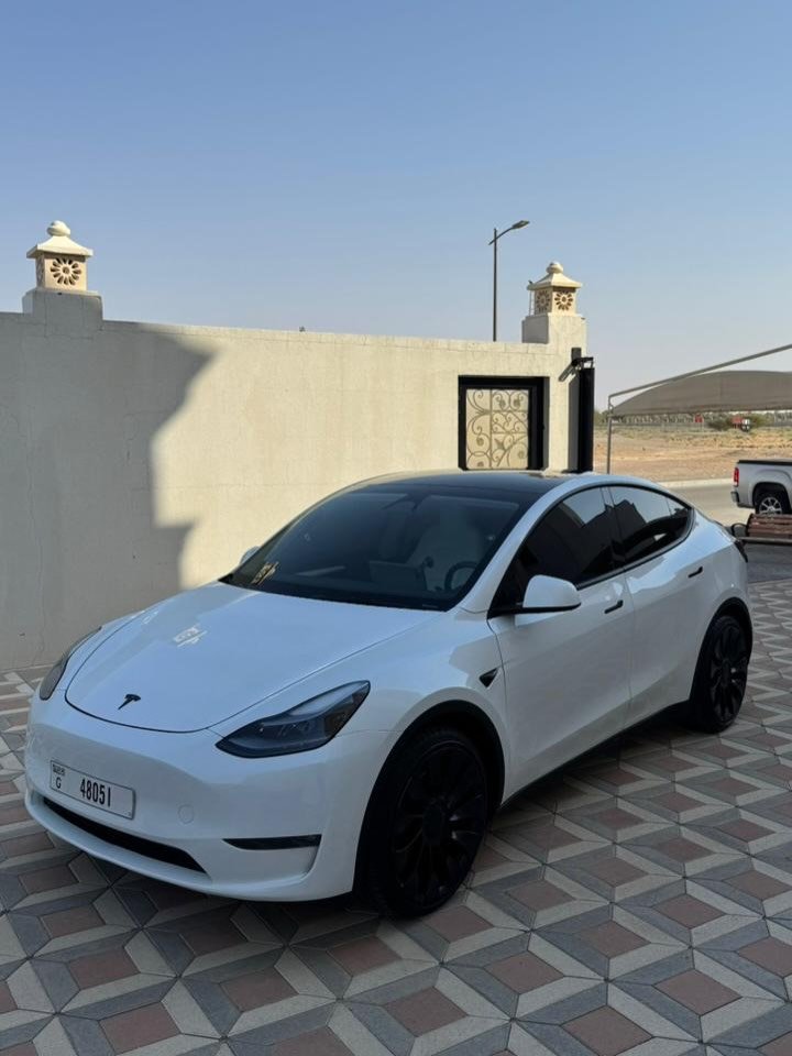 Tesla Model Y 2025 (ввоз из США) 92 000 AED — Дубай, ОАЭ Tesla Model Y 2025 (ввоз из США) 92 000 AED — чистый — Дубай, ОАЭ