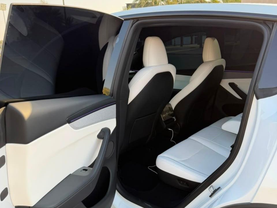 Tesla Model Y 2026 белая, All Wheel Drive, long range — Дубай, ОАЭ Tesla Model Y 2026 белая, All Wheel Drive, long range — excellent battery — Дубай, ОАЭ