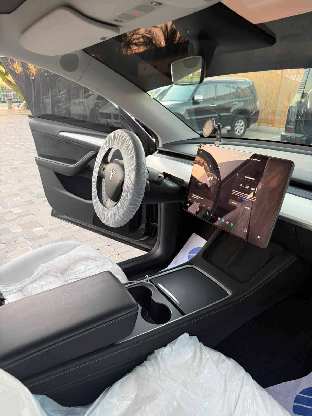 Tesla Model Y Long Range 2023 черная, белый салон, GCC — Дубай, ОАЭ Tesla Model Y Long Range 2023 черная, белый салон, GCC — отличное — Дубай, ОАЭ