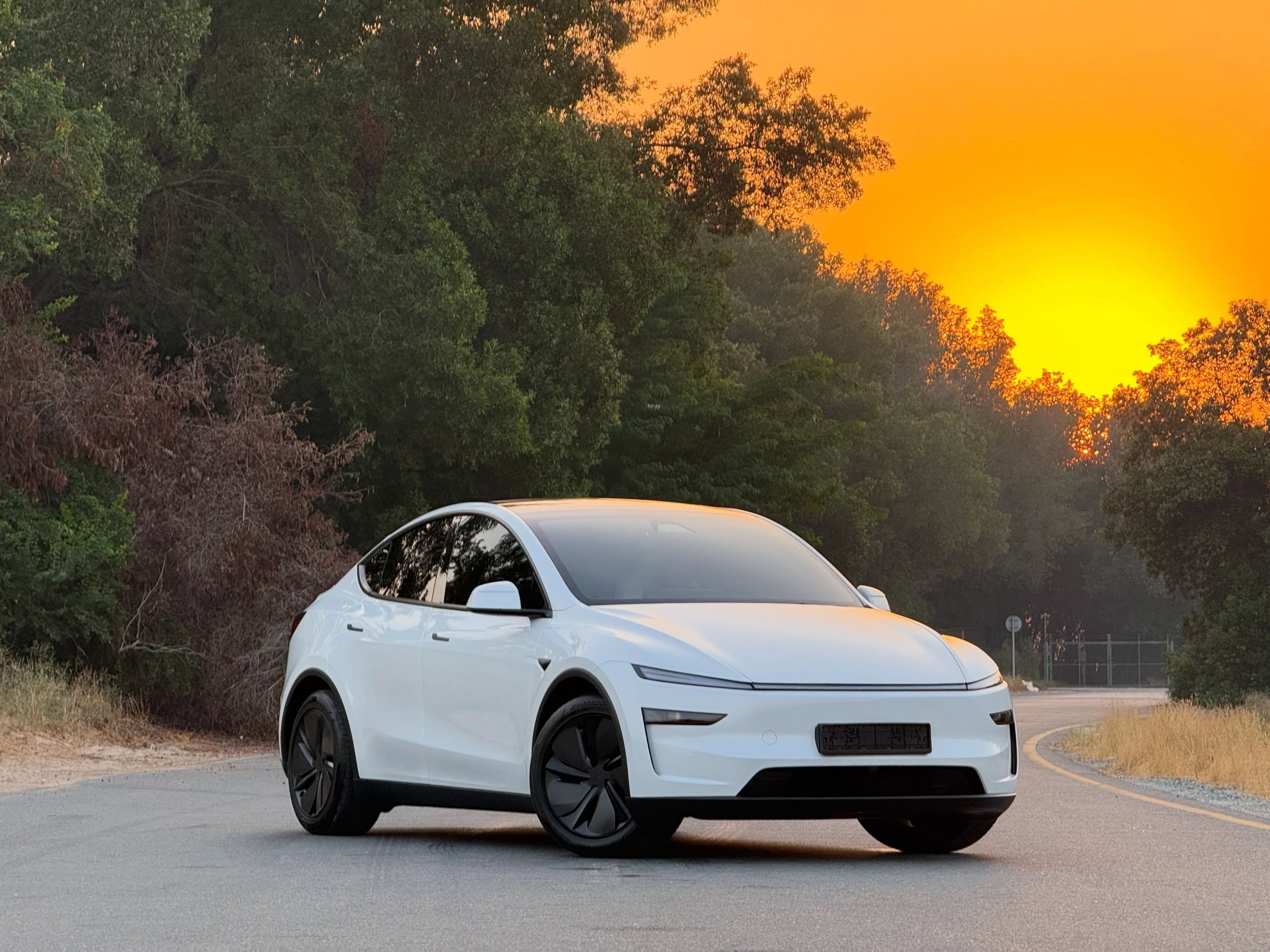 Tesla Model Y Long Range 2026 GCC, 239000 AED — Дубай, ОАЭ Tesla Model Y Long Range 2026 GCC, 239000 AED — Дубай, ОАЭ