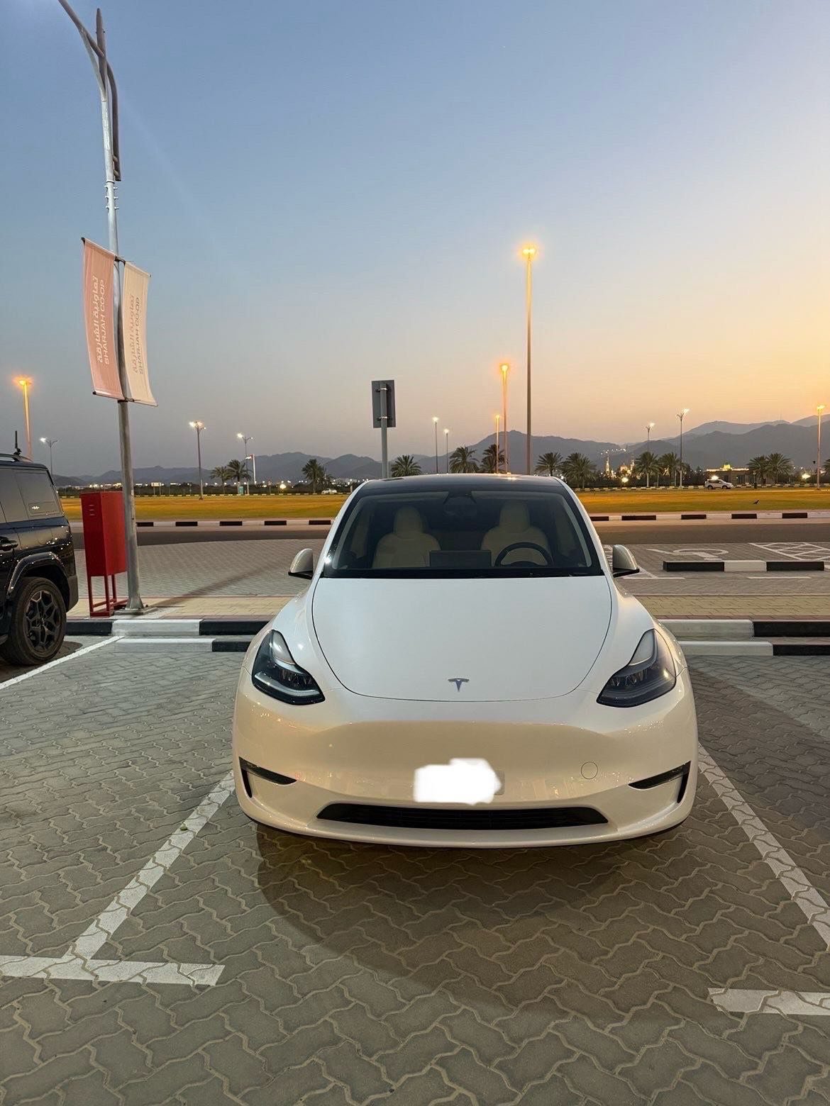 Tesla Model Y Performance 2024 под гарантией — Дубай, ОАЭ Tesla Model Y Performance 2024 под гарантией — showroom condition (agency condition) — Дубай, ОАЭ