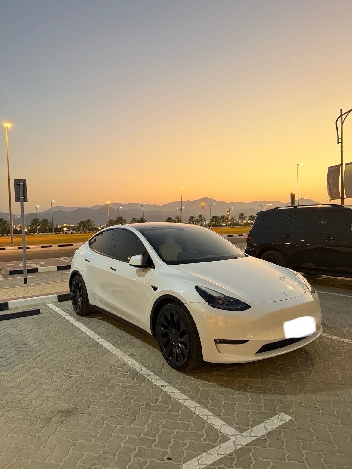Tesla Model Y Performance 2024 под гарантией — Дубай, ОАЭ Tesla Model Y Performance 2024 под гарантией — showroom condition (agency condition) — Дубай, ОАЭ